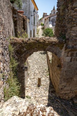 Portekiz, Castelo de Vide Kalesi, Portalegre bölgesinde bir ortaçağ kalesi. Zeytin ağaçları ve taş duvarlarla çevrili bu tarihi yer, zengin geçmişteki bölgelere kısa bir bakış sunuyor..