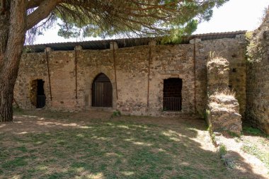 Portekiz, Castelo de Vide Kalesi, Portalegre bölgesinde bir ortaçağ kalesi. Zeytin ağaçları ve taş duvarlarla çevrili bu tarihi yer, zengin geçmişteki bölgelere kısa bir bakış sunuyor..