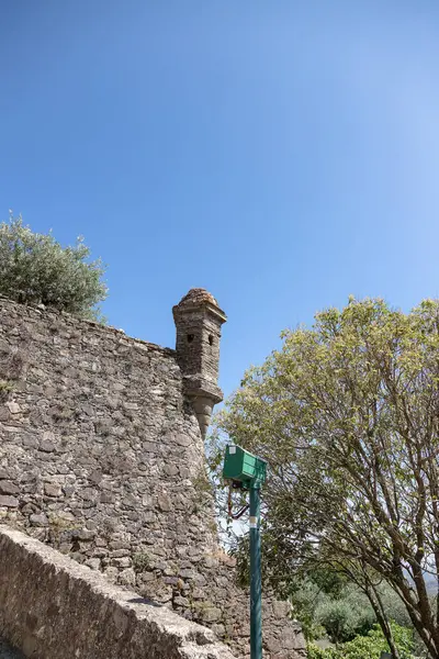 Portekiz, Castelo de Vide Kalesi, Portalegre bölgesinde bir ortaçağ kalesi. Zeytin ağaçları ve taş duvarlarla çevrili bu tarihi yer, zengin geçmişteki bölgelere kısa bir bakış sunuyor..