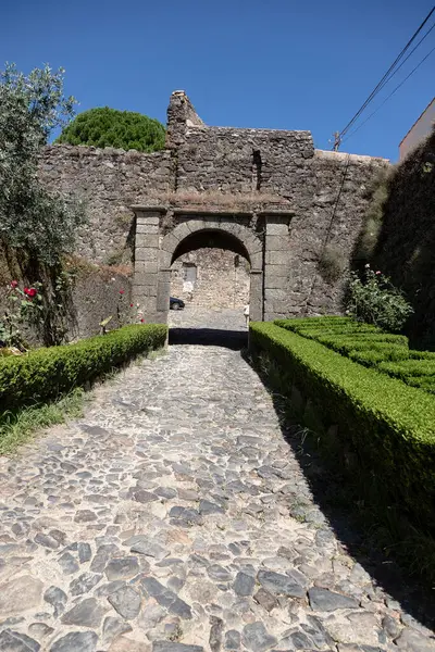 Portekiz, Castelo de Vide Kalesi, Portalegre bölgesinde bir ortaçağ kalesi. Zeytin ağaçları ve taş duvarlarla çevrili bu tarihi yer, zengin geçmişteki bölgelere kısa bir bakış sunuyor..
