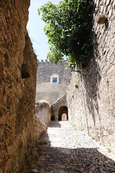 Portekiz, Castelo de Vide Kalesi, Portalegre bölgesinde bir ortaçağ kalesi. Zeytin ağaçları ve taş duvarlarla çevrili bu tarihi yer, zengin geçmişteki bölgelere kısa bir bakış sunuyor..