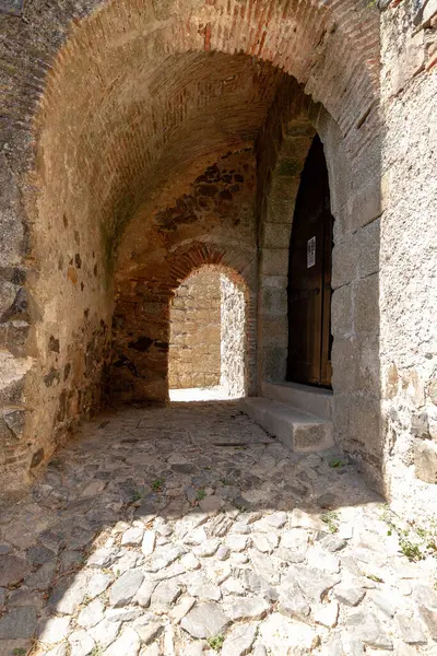 Portekiz, Castelo de Vide Kalesi, Portalegre bölgesinde bir ortaçağ kalesi. Zeytin ağaçları ve taş duvarlarla çevrili bu tarihi yer, zengin geçmişteki bölgelere kısa bir bakış sunuyor..