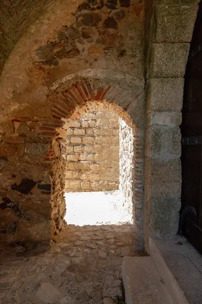 Portekiz, Castelo de Vide Kalesi, Portalegre bölgesinde bir ortaçağ kalesi. Zeytin ağaçları ve taş duvarlarla çevrili bu tarihi yer, zengin geçmişteki bölgelere kısa bir bakış sunuyor..