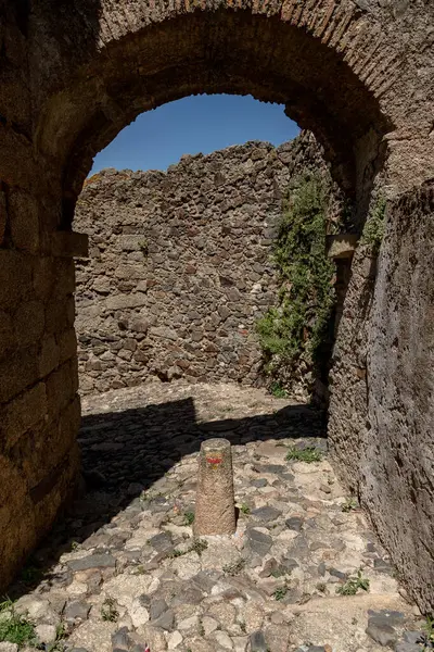 Portekiz, Castelo de Vide Kalesi, Portalegre bölgesinde bir ortaçağ kalesi. Zeytin ağaçları ve taş duvarlarla çevrili bu tarihi yer, zengin geçmişteki bölgelere kısa bir bakış sunuyor..
