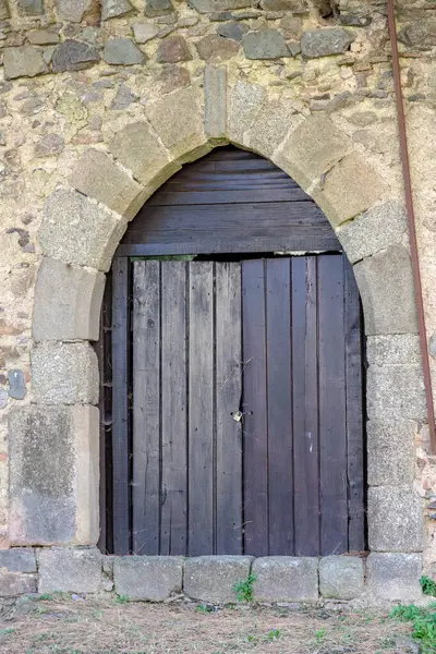 Portekiz, Castelo de Vide 'da sivri uçlu taştan kemerli ortaçağ ahşap kapısı..
