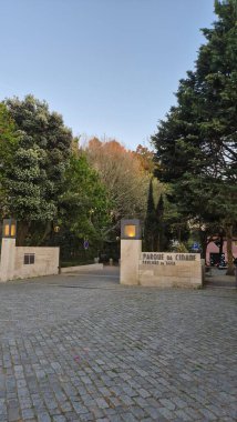 Porto, Portekiz 'deki Parque da Cidade' nin kuzey girişi, Circunvalao yakınlarında, alacakaranlıkta. Bu kamusal alan doğa, rahatlık ve rahatlama sunuyor ve burayı yerli halk ve ziyaretçiler için favori bir yer haline getiriyor..