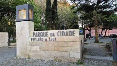 Porto, Portekiz 'deki Parque da Cidade' nin kuzey girişi, Circunvalao yakınlarında, alacakaranlıkta. Bu kamusal alan doğa, rahatlık ve rahatlama sunuyor ve burayı yerli halk ve ziyaretçiler için favori bir yer haline getiriyor..