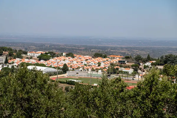 Castelo de Vide, Alentejo, Portekiz 'deki modern yerleşim alanının ve spor tesislerinin panoramik yaz manzarası, çevre kırsal kesime bakan manzaralı bir bakış açısından çekildi..