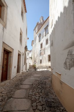Portekiz 'in Portalegre bölgesinin tarihi Marvao köyünde güneşli bir günde ele geçirilen dar bir kaldırım. Beyazlatılmış evleri ve ortaçağ cazibesi yıl boyunca ziyaretçileri cezbediyor..