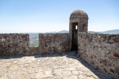 Antik taş gözetleme kulesi ve Portekiz 'in tarihi Marvao köyündeki savunma duvarı müfrezesi, parlak bir yaz gününde, miras mimarisi ve panoramik manzaraları gözler önüne sererek ele geçirildi..