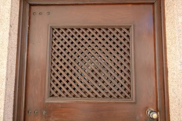 Karmaşık bir ahşap kafes detayına yakın plan, işçilik, doku ve mimari karakter vurgulanması.