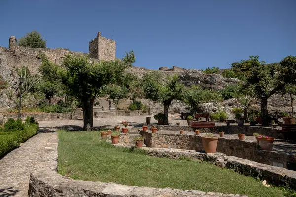 Portekiz 'in Marvo kentindeki ortaçağ şatosu bahçeler ve antik duvarlarla çevrili kayalık bir uçurumun tepesinde duruyor. Açık bir yaz gününde çekilmiş bu ulusal anıt Alentejo ovalarına bakıyor..