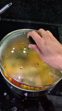 Kaldeirada de bacalhau olarak bilinen geleneksel Portekiz morina balığı güveci dilimlenmiş patates, soğan, domates, biber, bitki ve zeytinyağı ile paslanmaz çelik bir tencerede hazırlanır. Ocakta ev yapımı yemek..