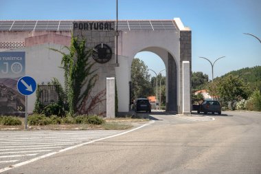 Güneşli bir öğleden sonra, araçlar İspanya 'dan Portekiz' e Marvao sınırından geçerek, ulusal amblemi ve Avrupa birliğini sembolize eden kemerli bir yapıyla işaretlendiler..