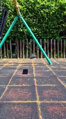 Aydınlık bir sabah, sessiz bir parkta boş bir salıncak, neşeli çocukluk anları, açık hava oyunları ve zamanın geçici doğasını anımsatıyor..