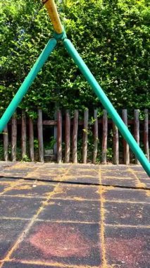 Aydınlık bir sabah, sessiz bir parkta boş bir salıncak, neşeli çocukluk anları, açık hava oyunları ve zamanın geçici doğasını anımsatıyor..