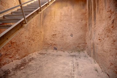 Portekiz, Vila Velha de Rdo 'da bir ortaçağ kulesinin içinde antik duvar yazıları ve modern metal geçitleri gösteriliyor. Tarihsel korunmayı belgelemek için yaz boyunca yakalandı.