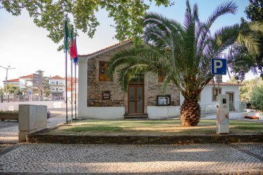 Portekiz 'in Serta semt meclisinin halka açık binası açık bir günde ele geçirildi. Yapı, geleneksel taş mimariyle sivil işlevi sessiz bir şehir ortamında harmanlıyor..