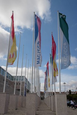 Lizbon, Portekiz 'deki Belem Kültür Merkezi' nin (CCB) önündeki bayraklar 13 Haziran 2025 'te çekildi. Bu modern mekan sanat sergileri, konserler ve uluslararası etkinliklere ev sahipliği yapıyor..