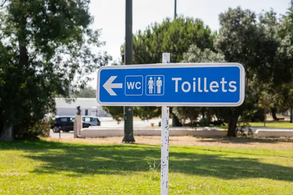 Portekiz, Lizbon 'da bir park alanındaki umumi tuvaletleri işaret eden heceleme hatası olan mavi bir tabela..