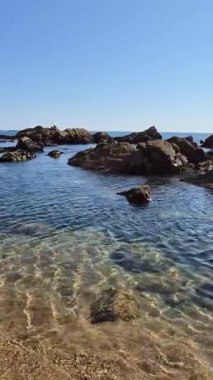 Foz do Douro 'daki Gondarem Sahili, Porto, Portekiz. Kayalık sahil şeridinde sakin bir gelgit ve kaba kum. Yazın Atlantik kıyısında dinlenmek ve dinlenmek için mükemmel..