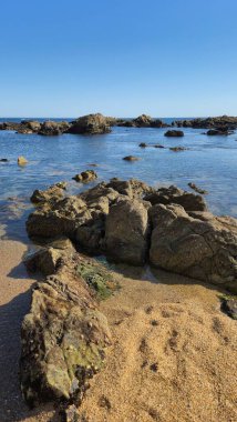 Foz do Douro 'daki Gondarem Sahili, Porto, Portekiz. Kayalık sahil şeridinde sakin bir gelgit ve kaba kum. Yazın Atlantik kıyısında dinlenmek ve dinlenmek için mükemmel..