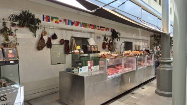 Porto, Portekiz - 17 Temmuz 2025: Porto, Portekiz 'de Mercado do do Bolhao' nun içinde, yenilenmiş geleneksel pazar yerinde yerel ve satıcılarla dolu tarihi bir şehir simgesi.