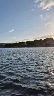 Portekiz Mirandela 'daki Tua Nehri' nde tekne gezisi. Gün batımında, Ağustos 2025.. 