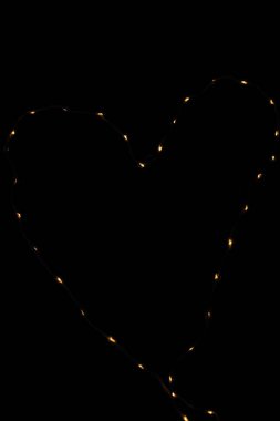 Karanlıkta kalp şeklinde bir ışık dizisi