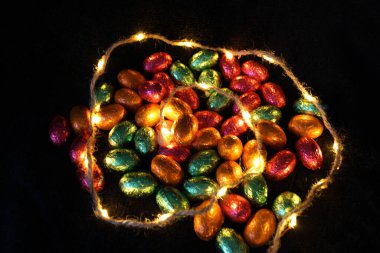 Siyah arka planda noel baloları, noel ışıkları