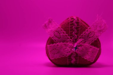 Pembe bir arka plan üzerinde pembe Paskalya yumurtaları