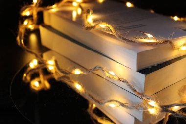 Noel ışıkları ve kitapları.