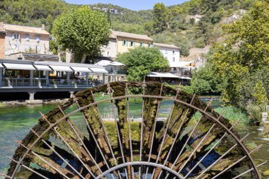 Fransa 'da Fontaine de Vaucluse nehri