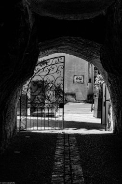 Eski kasabanın dar bir sokağının dikey yakın çekimi.