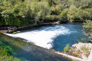 Nehir parktaki kanyonda akıyor..
