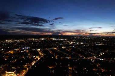 Geceleri şehrin havadan görünüşü 