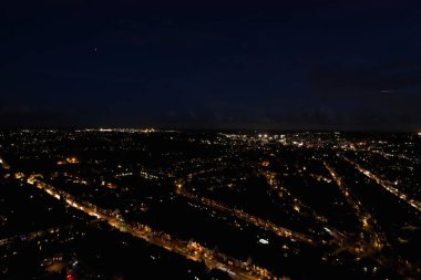 Geceleri şehrin havadan görünüşü 