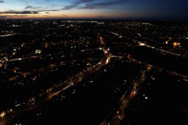 Geceleri şehrin havadan görünüşü 