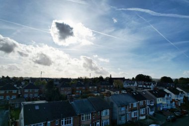 Güneşli bir günde, Britanya 'nın Luton şehrinin güzel hava manzarası  