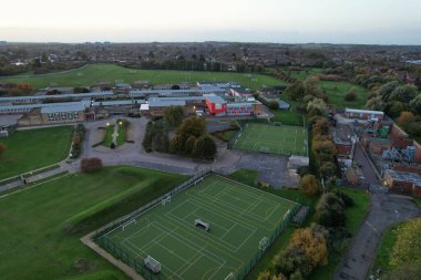 ENGLAND, LUTON - 26th ECTOBER, 2022: Barnfield Koleji 'nin Barton Road Luton, İngiltere' deki güzel hava manzarası. Gün batımında Yüksek Açı Drone Kamera Görüntüsü.