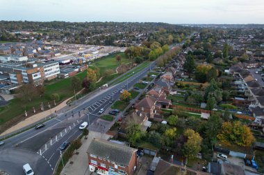 ENGLAND, LUTON - 26th ECTOBER, 2022: Barnfield Koleji 'nin Barton Road Luton, İngiltere' deki güzel hava manzarası. Gün batımında Yüksek Açı Drone Kamera Görüntüsü.