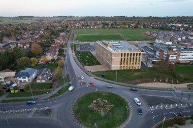 ENGLAND, LUTON - 26th ECTOBER, 2022: Barnfield Koleji 'nin Barton Road Luton, İngiltere' deki güzel hava manzarası. Gün batımında Yüksek Açı Drone Kamera Görüntüsü.