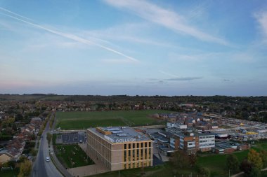 ENGLAND, LUTON - 26th ECTOBER, 2022: Barnfield Koleji 'nin Barton Road Luton, İngiltere' deki güzel hava manzarası. Gün batımında Yüksek Açı Drone Kamera Görüntüsü.