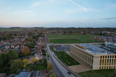 ENGLAND, LUTON - 26th ECTOBER, 2022: Barnfield Koleji 'nin Barton Road Luton, İngiltere' deki güzel hava manzarası. Gün batımında Yüksek Açı Drone Kamera Görüntüsü.