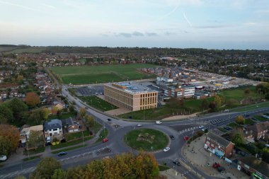 ENGLAND, LUTON - 26th ECTOBER, 2022: Barnfield Koleji 'nin Barton Road Luton, İngiltere' deki güzel hava manzarası. Gün batımında Yüksek Açı Drone Kamera Görüntüsü.
