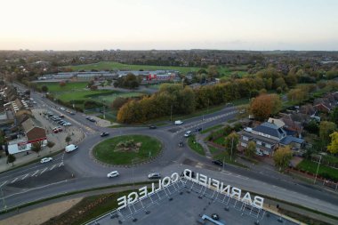 ENGLAND, LUTON - 26th ECTOBER, 2022: Barnfield Koleji 'nin Barton Road Luton, İngiltere' deki güzel hava manzarası. Gün batımında Yüksek Açı Drone Kamera Görüntüsü.
