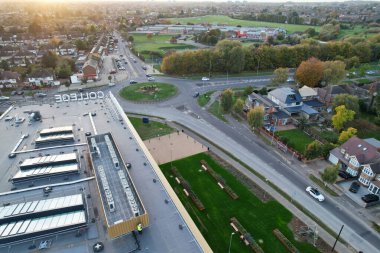 ENGLAND, LUTON - 26th ECTOBER, 2022: Barnfield Koleji 'nin Barton Road Luton, İngiltere' deki güzel hava manzarası. Gün batımında Yüksek Açı Drone Kamera Görüntüsü.