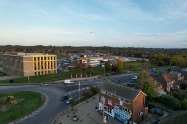 ENGLAND, LUTON - 26th ECTOBER, 2022: Barnfield Koleji 'nin Barton Road Luton, İngiltere' deki güzel hava manzarası. Gün batımında Yüksek Açı Drone Kamera Görüntüsü.