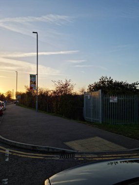 ENGLAND, LUTON - 26th ECTOBER, 2022: Barnfield Koleji 'nin Barton Road Luton, İngiltere' deki güzel hava manzarası. Gün batımında Yüksek Açı Drone Kamera Görüntüsü.