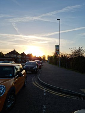 ENGLAND, LUTON - 26th ECTOBER, 2022: Barnfield Koleji 'nin Barton Road Luton, İngiltere' deki güzel hava manzarası. Gün batımında Yüksek Açı Drone Kamera Görüntüsü.